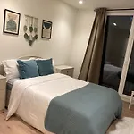 Stylish 2-Bedroom Apartment In London - Sleeps 4