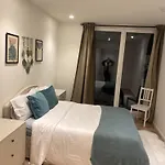 Stylish 2-Bedroom Apartment In London - Sleeps 4